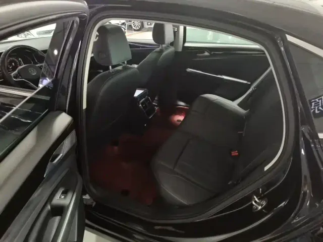 Volkswagen Passat — Фото автомобиля 16