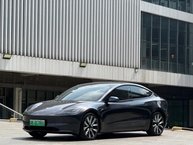 Tesla Model 3 — Фото автомобиля 8