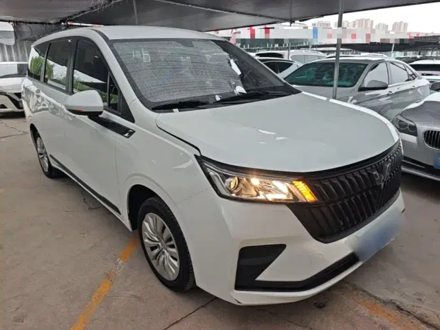 Wuling Jiachen — Фото автомобиля 3
