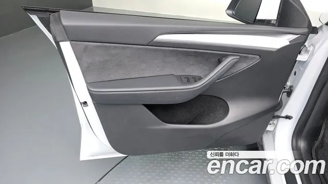 Tesla Model Y — Фото автомобиля 12