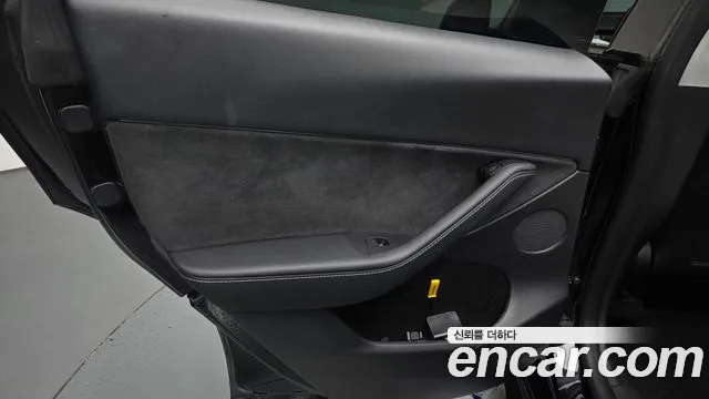 Tesla Model Y — Фото автомобиля 14