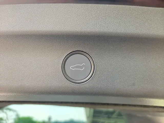 Tesla Model Y — Фото автомобиля 22