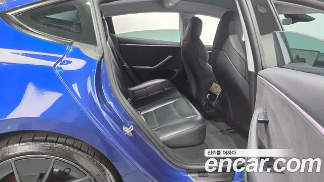 Tesla Model 3 — Фото автомобиля 12