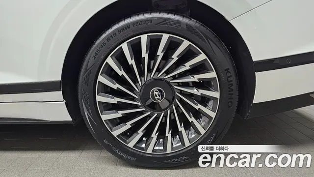 Hyundai Grandeur Grandeur (GN7) 2.5 Бензин 2WD — Фото автомобиля 19