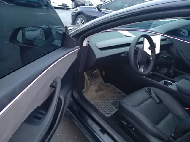 Tesla Model 3 — Фото автомобиля 15