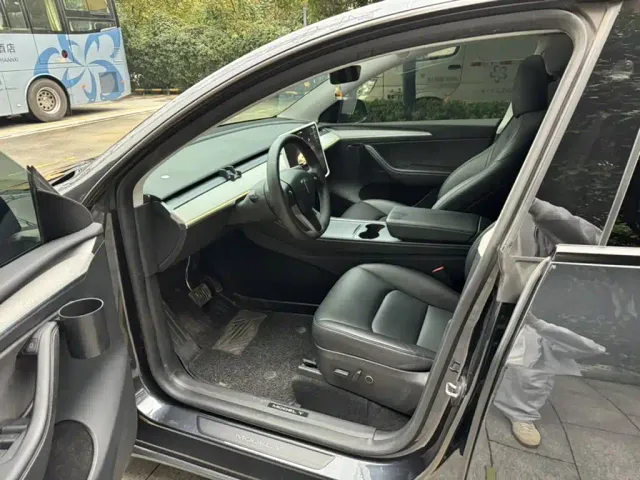 Tesla Model Y — Фото автомобиля 12