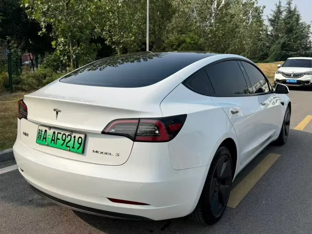 Tesla Model 3 — Фото автомобиля 11
