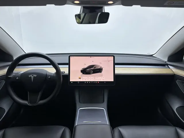Tesla Model 3 — Фото автомобиля 14