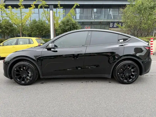 Tesla Model Y 2023 Rear-Wheel Drive Edition — Фото автомобиля 3