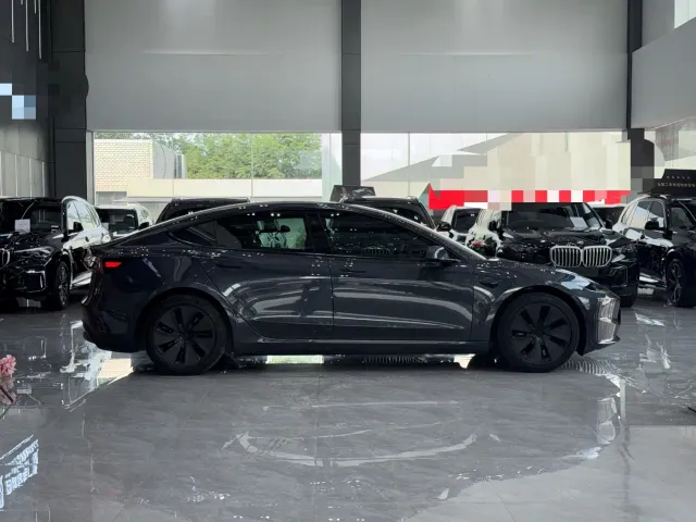 Tesla Model 3 — Фото автомобиля 8