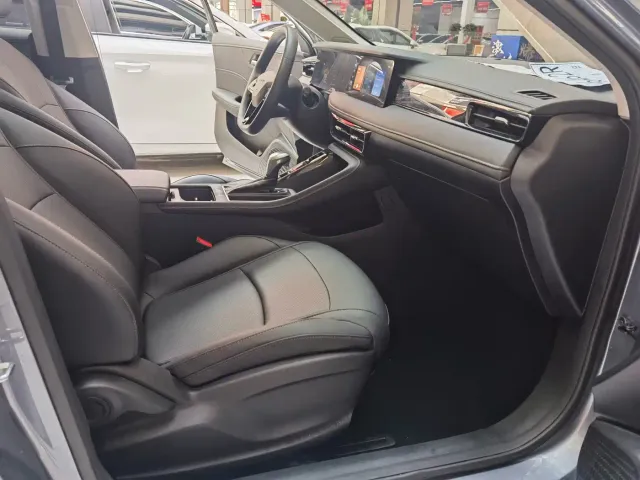 Roewe i5 — Фото автомобиля 15