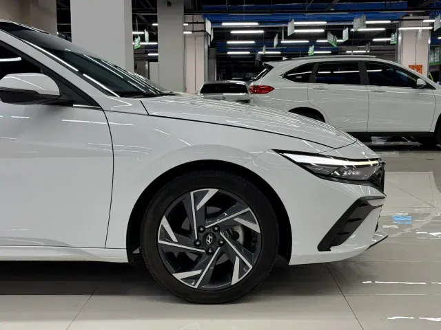 Hyundai Elantra — Фото автомобиля 5