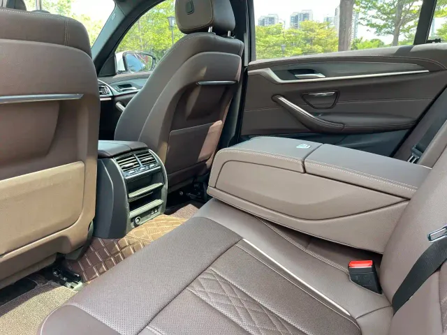 BMW 5 Series — Фото автомобиля 11
