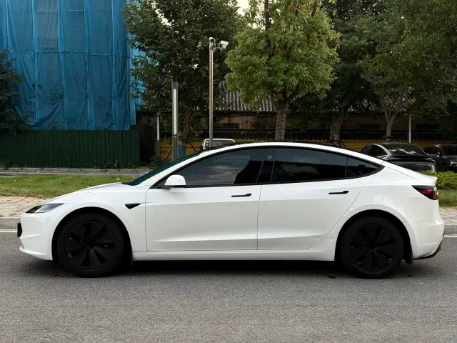 Tesla Model 3 — Фото автомобиля 2