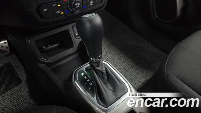 Jeep Renegade — Фото автомобиля 9