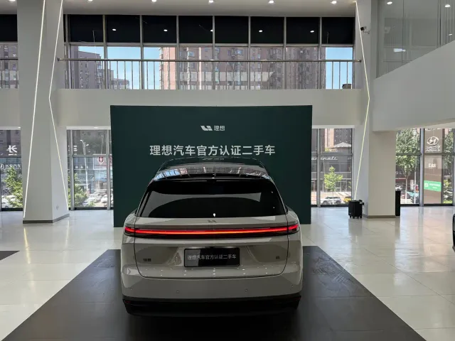 Li Auto i8 — Фото автомобиля 10