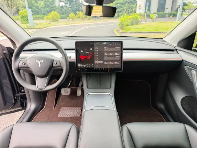 Tesla Model Y — Фото автомобиля 13