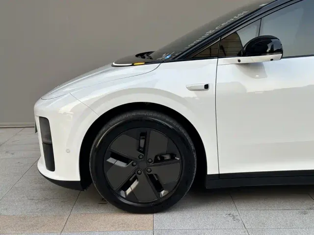 Li Auto Li Auto i6 2025 2WD Base Model — Фото автомобиля 16