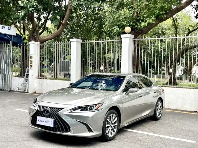 Фотография автомобиля — Lexus ES