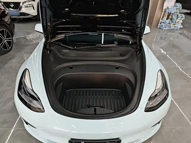 Tesla Model 3 — Фото автомобиля 19