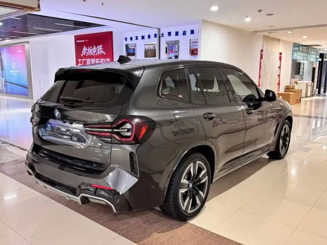 BMW iX3 — Фото автомобиля 9