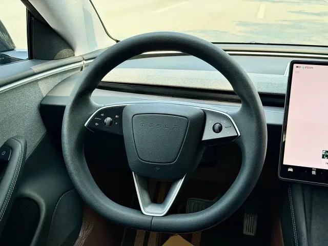 Tesla Model 3 — Фото автомобиля 10