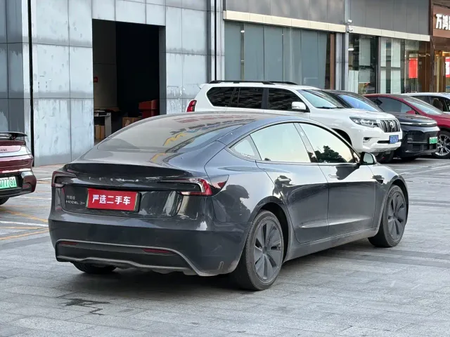 Tesla Model 3 — Фото автомобиля 9