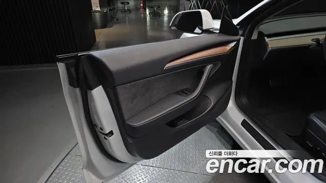 Tesla Model 3 — Фото автомобиля 24