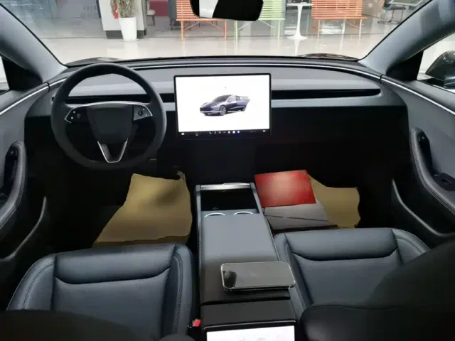 Tesla Model 3 — Фото автомобиля 9