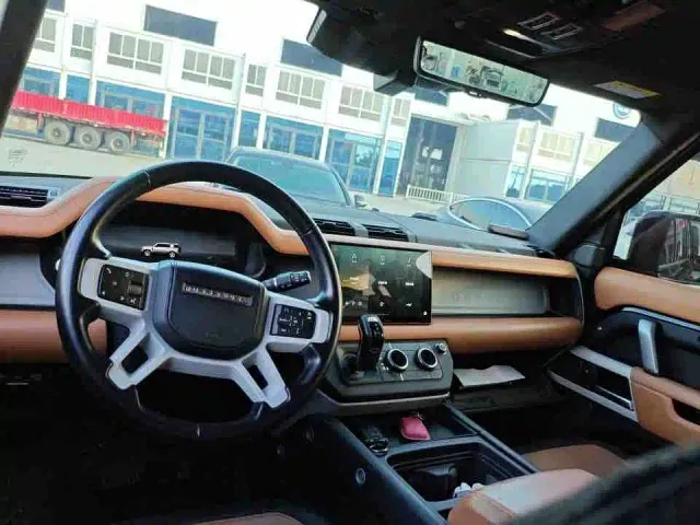 Land Rover Defender — Фото автомобиля 3