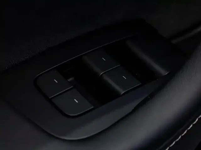 Tesla Model Y — Фото автомобиля 11