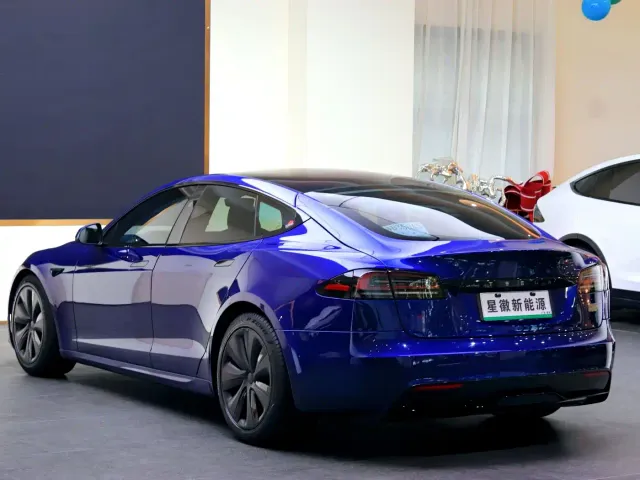 Tesla Model S — Фото автомобиля 23