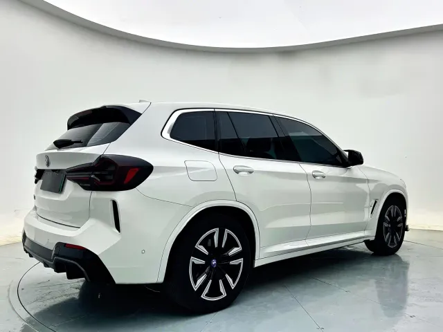 BMW iX3 — Фото автомобиля 6