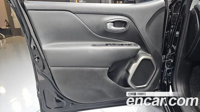 Jeep Renegade — Фото автомобиля 21
