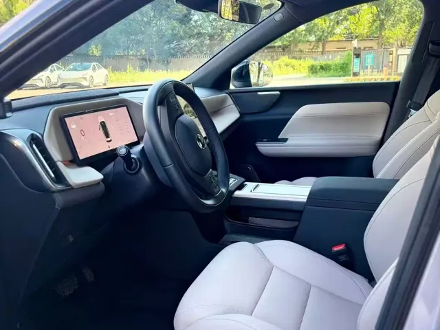 Volvo XC70 Plug-in Hybrid — Фото автомобиля 5