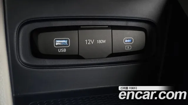 Hyundai Venue — Фото автомобиля 24