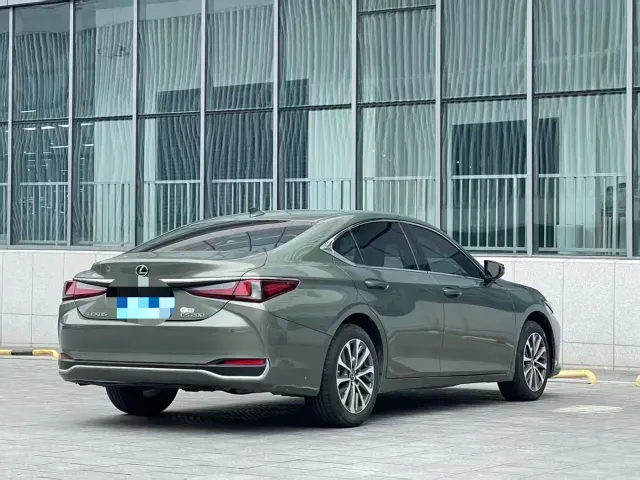 Lexus ES — Фото автомобиля 3
