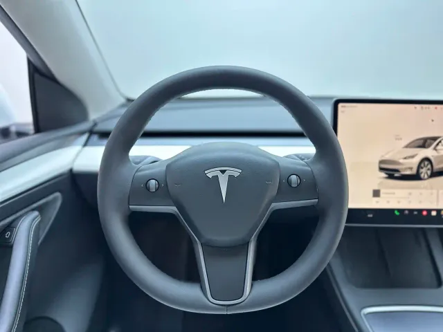 Tesla Model Y — Фото автомобиля 22