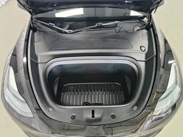 Tesla Model Y — Фото автомобиля 13