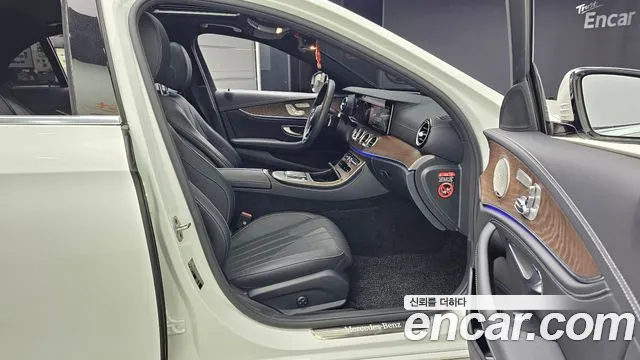Mercedes-Benz E-Class — Фото автомобиля 11