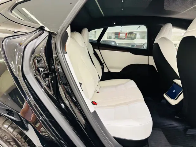 Tesla Model S — Фото автомобиля 18