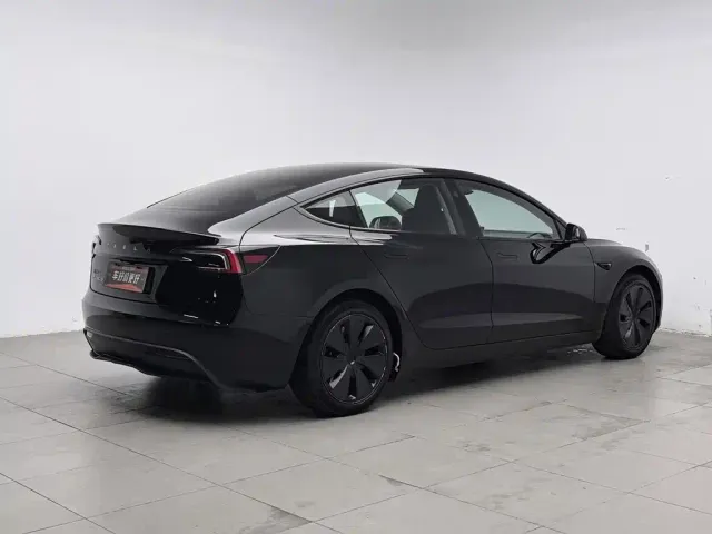 Tesla Model 3 — Фото автомобиля 2