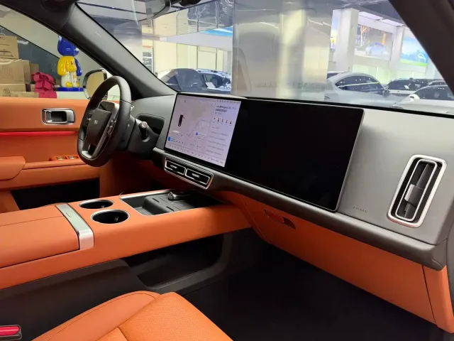 Li Auto L7 — Фото автомобиля 12