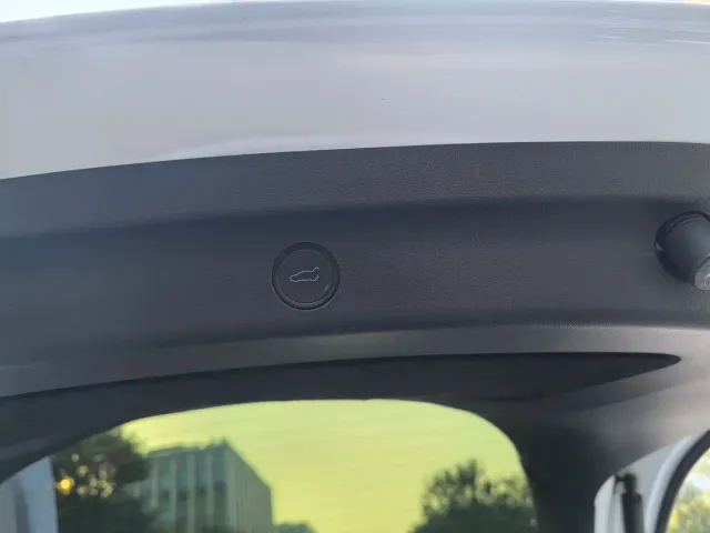 Tesla Model Y — Фото автомобиля 15