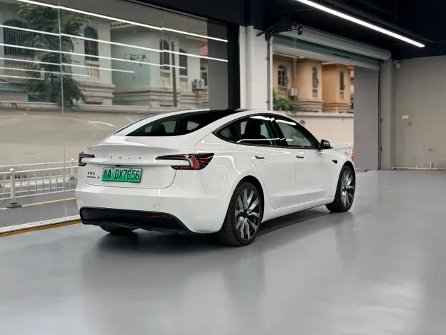 Tesla Model 3 — Фото автомобиля 8