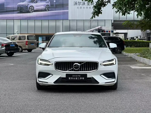 Volvo S60 — Фото автомобиля 2