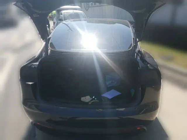 Tesla Model 3 — Фото автомобиля 15