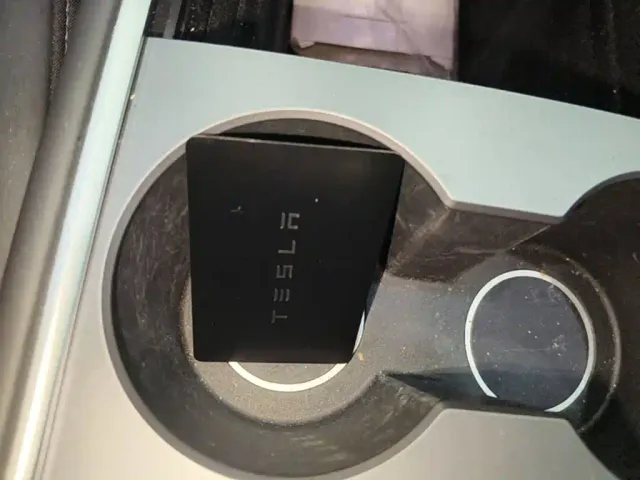 Tesla Model 3 — Фото автомобиля 8