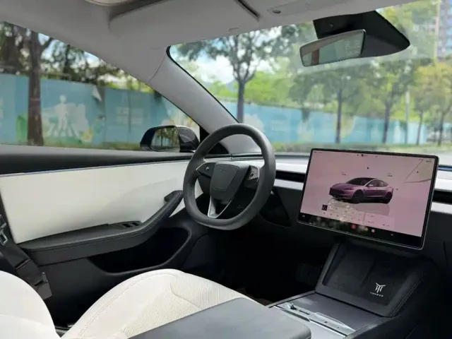 Tesla Model 3 — Фото автомобиля 5