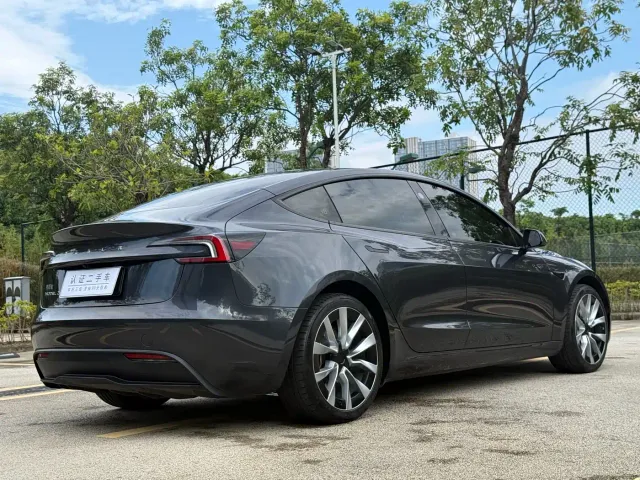 Tesla Model 3 — Фото автомобиля 11